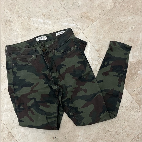 Jessica Simpson Pants - ⭐️3/$22⭐️ Jessica Simpson Kiss Me Skinny camo pants size 6/28